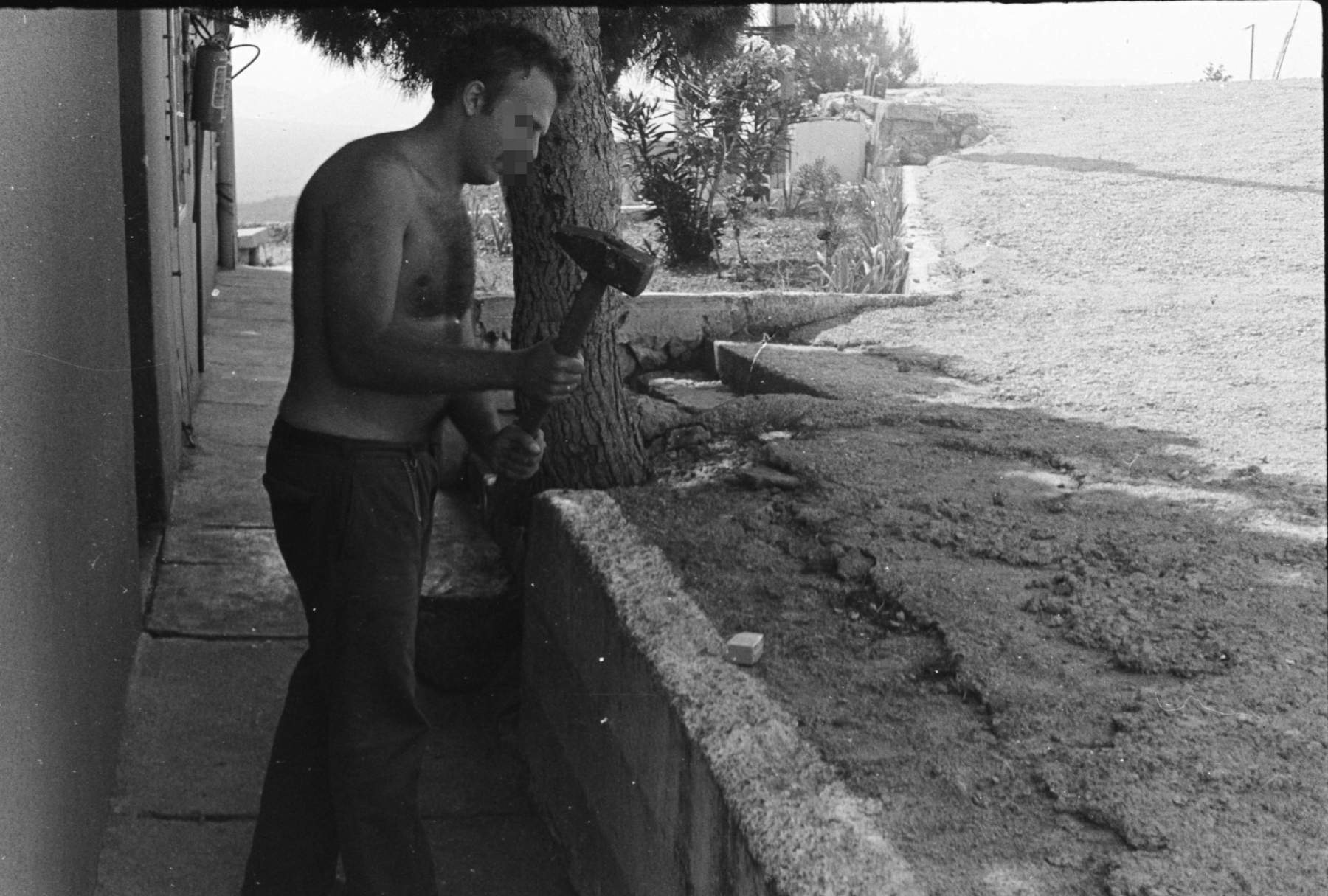 Спаваон(иц)а ми је иза леђа, газдин пенџер мало даље.